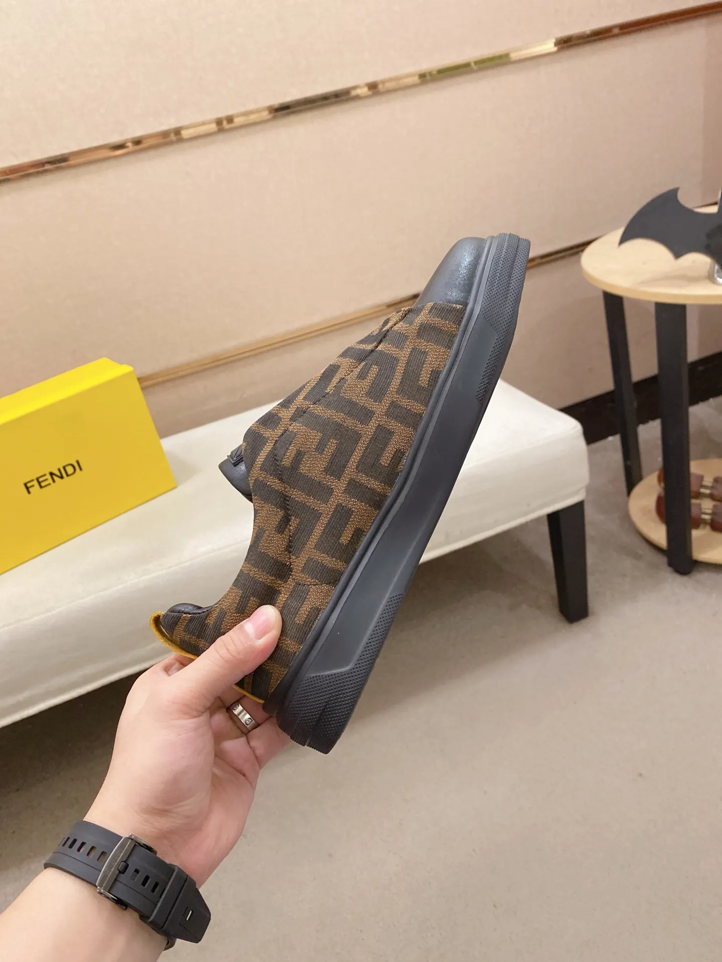 Factory price 400💰 (fendi) New style 👊🏻 upper 🇮🇹 imported cowhide fabric 🇩🇪 lining imported sheepskin lining. The original outsole is molded to highlight the identity of every man, and the upper foot is elegant and stable🚶🏻🚶🏻The high-end custom counters reproduce the original version📯No matter the wind or rain, the shoe last remains unchanged and can withstand the verification of time🔍️,🔵 Size: 38-44